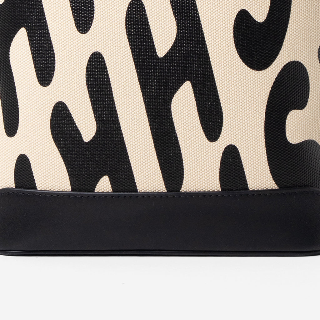 Black Beige-text